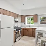 Oakland/University @C Modern & Stylish Private Bedroom With Shared Bathroom