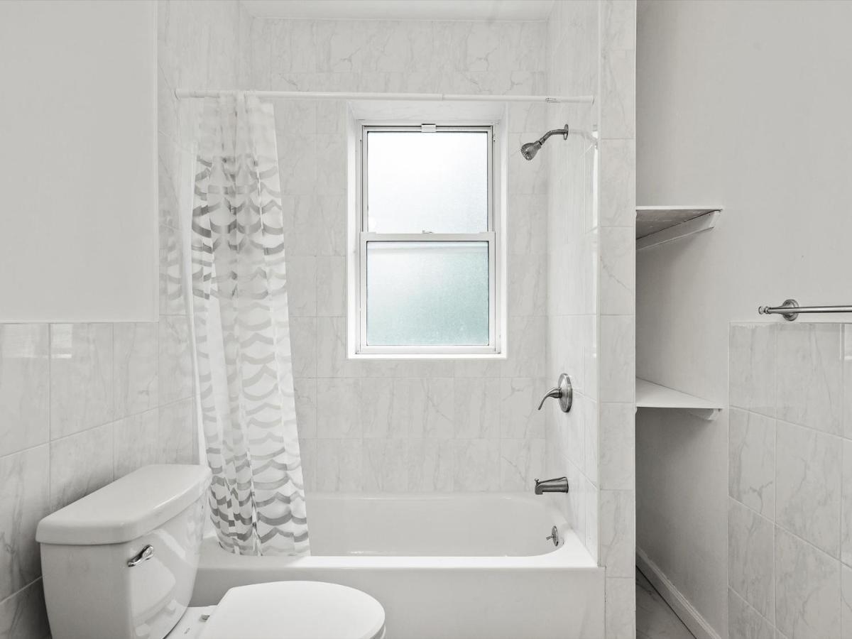 Oakland/university @c Modern & Stylish Private Bedroom With Shared Bathroom Homestay *